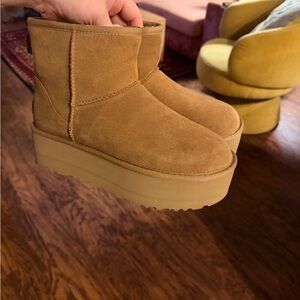 Tan Platform mini Uggs